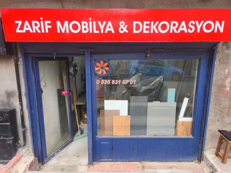 Zarif Mobilya & Dekorasyon atölyesinin Serdar Ömerpaşa Caddesi'ndeki girişi ve kırmızı tabelası